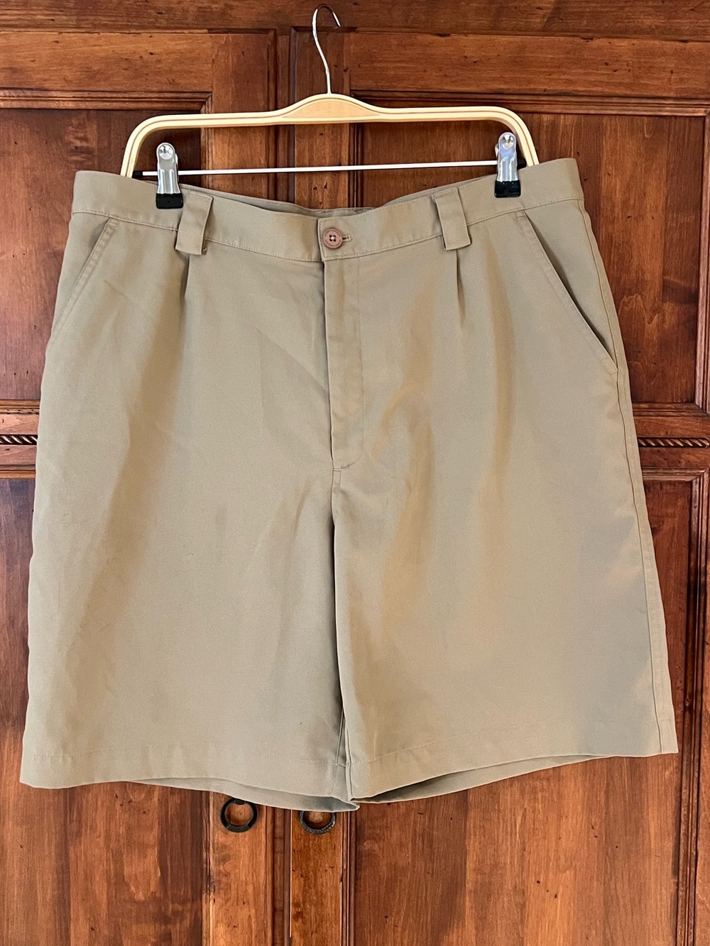 Under Armour Khaki golf shorts | classic 4-pocket | embroidered logo | SZ 36